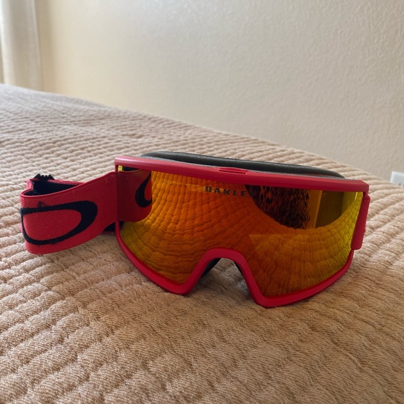 Oakley Red Ski Goggles with Orange Lens - Picture 1 of 5
